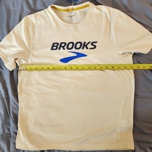 Mwt Brooks Distance Graphic Short Sleeve Tshirt EXS